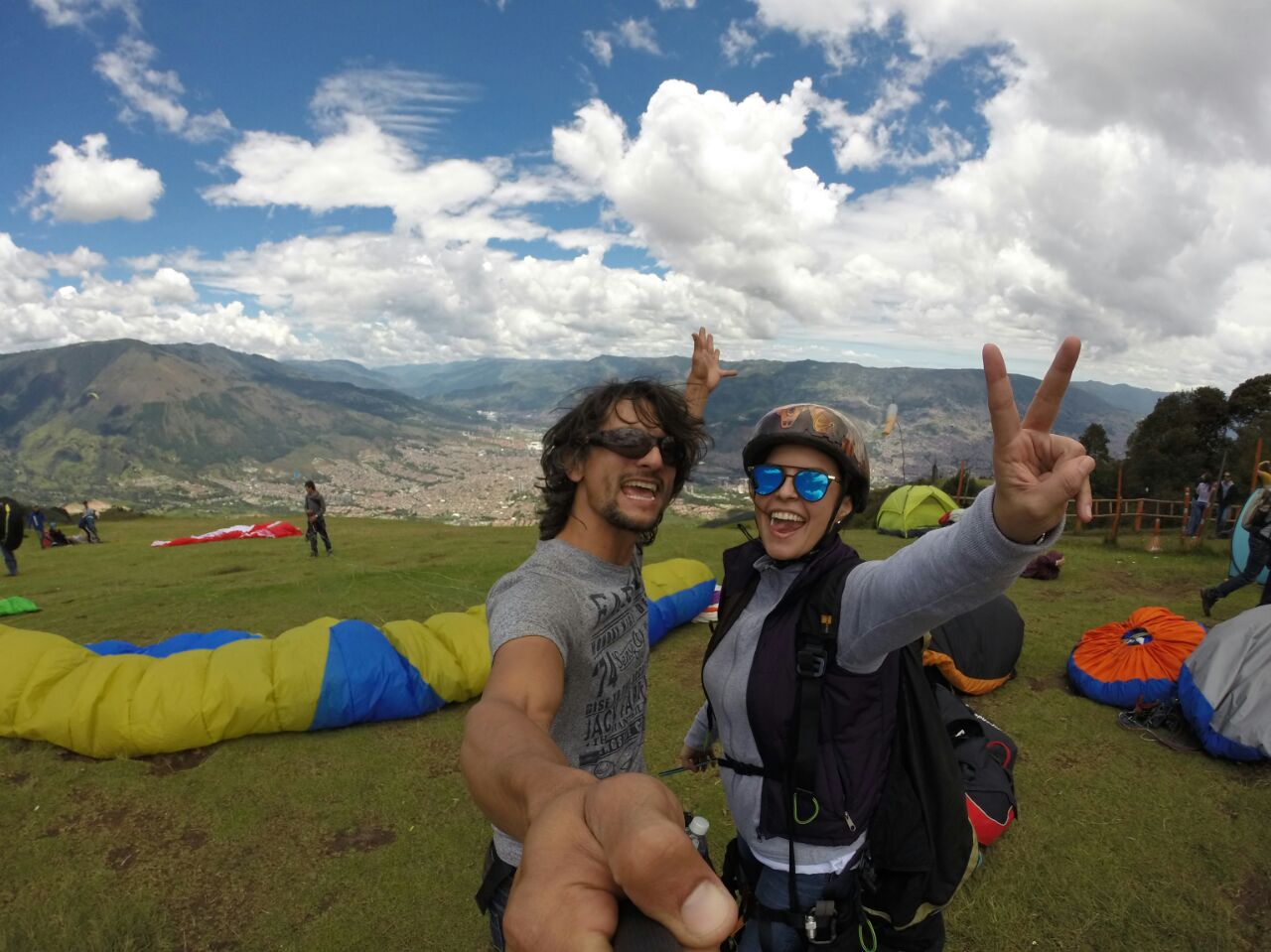 Experiencia de vuelo biplaza en parapente con La Chiqui Travel